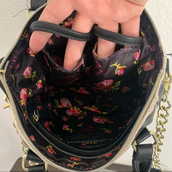 Betsey Johnson crossbody pinch satchel black & white stripe - Picture 10 of 10